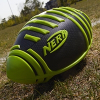 Nerf Weather Blitz Espuma Football for All-Weather Play - Easy-to-Hold  Grips - Ótimo para Jogos Internos e Ao Ar Livre - Prata em Promoção na  Americanas